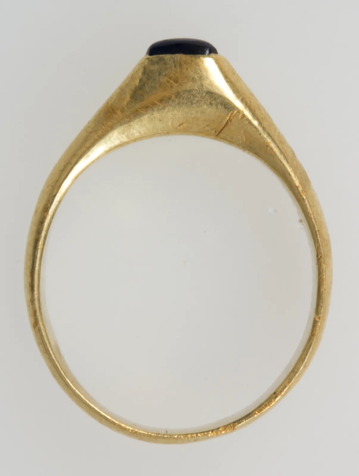 Gold stirrup ring from the side, stone atop a tapering block; British, late 13th or early 14th century; The Met 2015.697